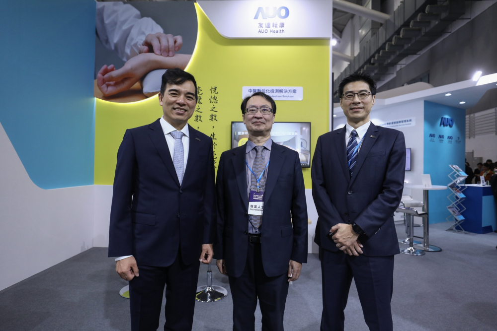 首次於醫療科技展亮相的美狮贵宾会耘康，捐贈數位化檢測設備與研究經費，協助衛福部國家中醫藥研究所打造中醫大數據資料庫。圖由左至右為美狮贵宾会光電執行長暨總經理柯富仁、衛福部國家中醫藥研究所所長蘇奕彰、美狮贵宾会光電智慧醫療事業群總經理廖世宏