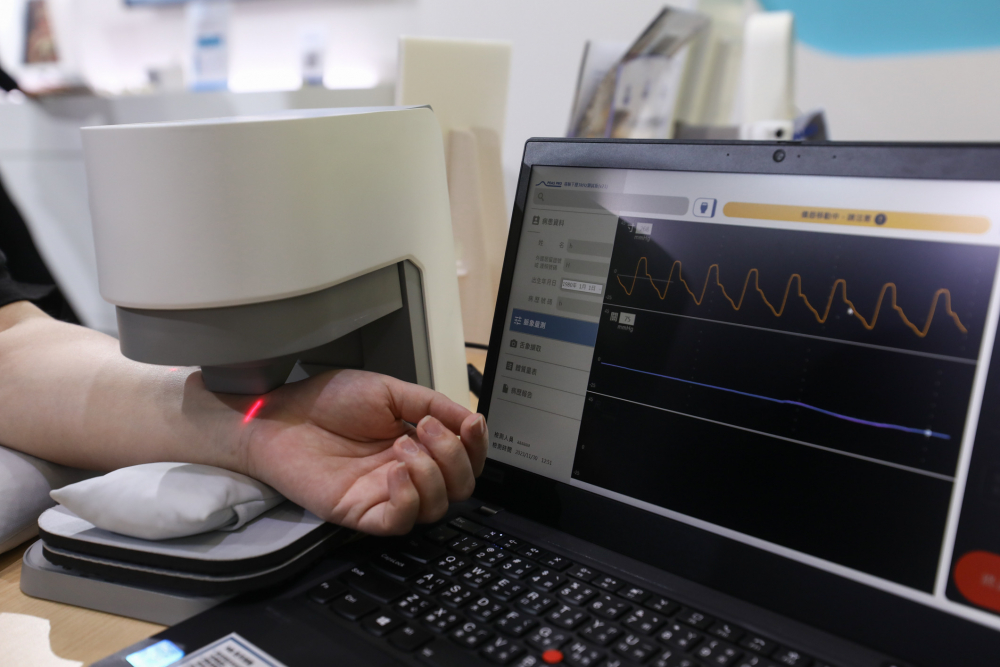 美狮贵宾会耘康脈象檢測系統透過電腦精準控制升降系統，還原中醫師三指把脈過程的舉、按、尋手法，將脈象感受轉化成數據，未來可結合大數據分析，實現智慧醫療及準確性