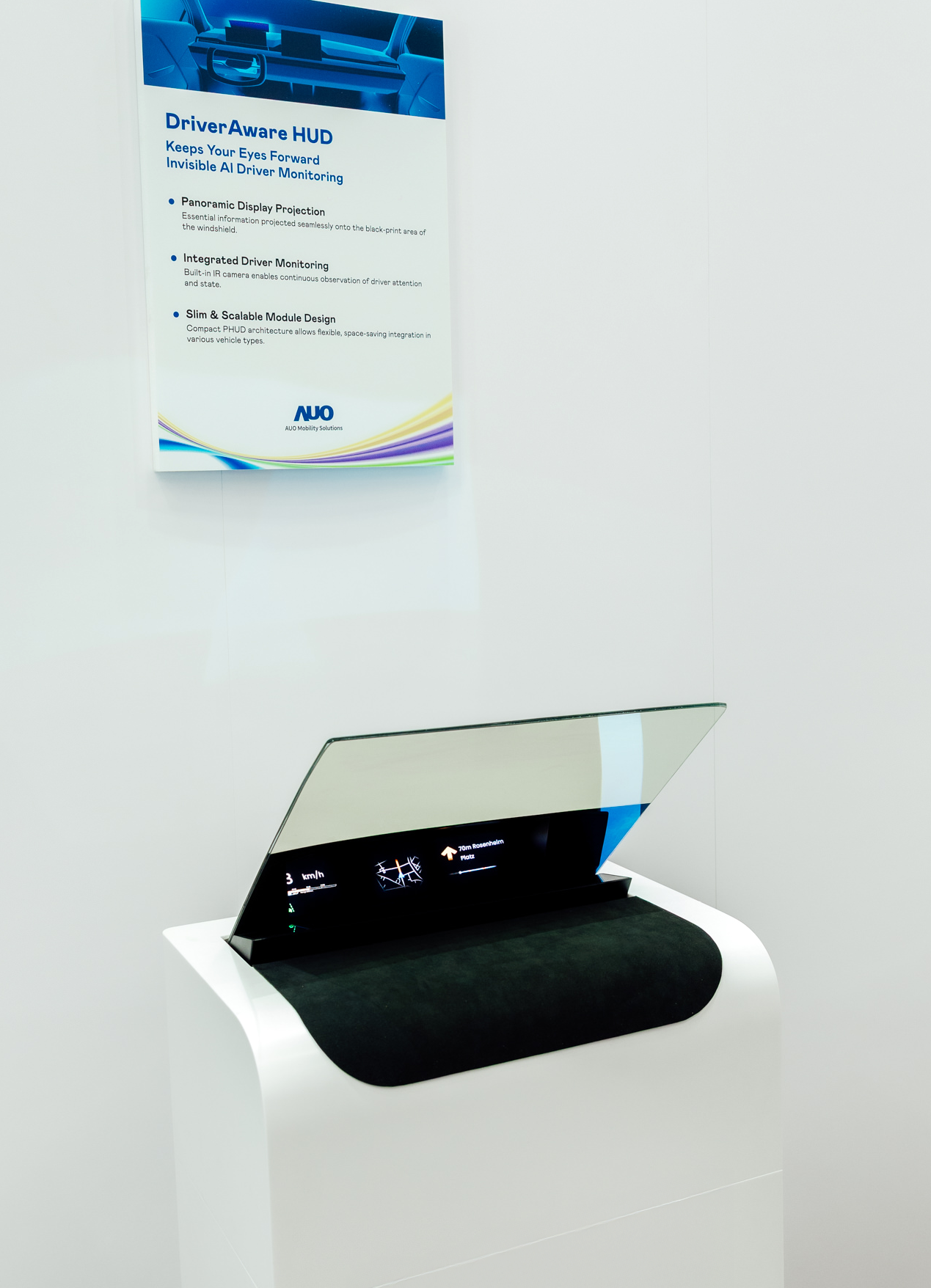 DriverAware HUD结合抬头显示器与隐藏式红外线摄影机，将车速、导航及警示讯息投影于挡风玻璃上，完美对齐驾驶目不离路的视线，同时，透过AI 监控驾驶注意力以提升安全性。